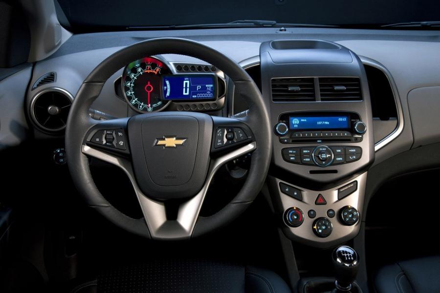  Chevrolet Sonic Hatchback 2012 года  (фото 2 из 13)